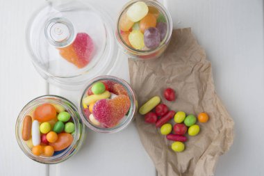 Kavanozların içinde çok renkli şekerler 