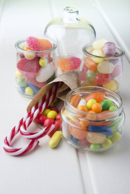 Kavanozların içinde çok renkli şekerler 