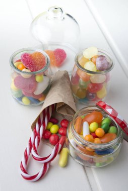 Kavanozların içinde çok renkli şekerler 