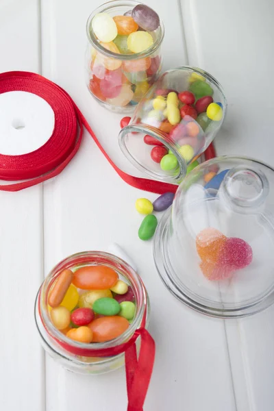 Многоцветные конфеты в стеклянных банках — стоковое фото