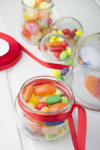 Kavanozların içinde çok renkli şekerler 