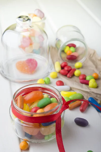 Doces multicoloridos em frascos de vidro — Fotografia de Stock