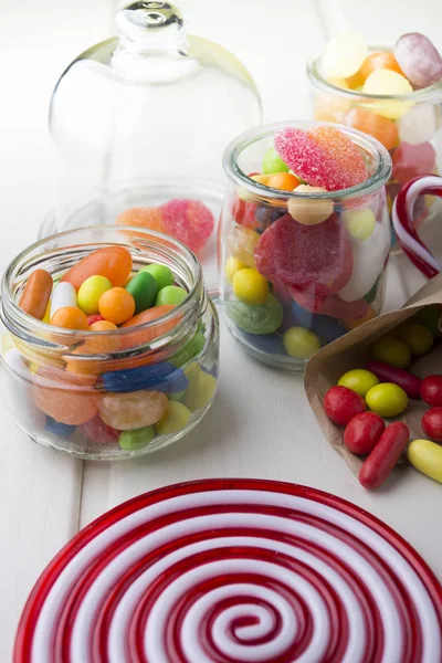 Багатобарвні цукерки в скляних банках — стокове фото