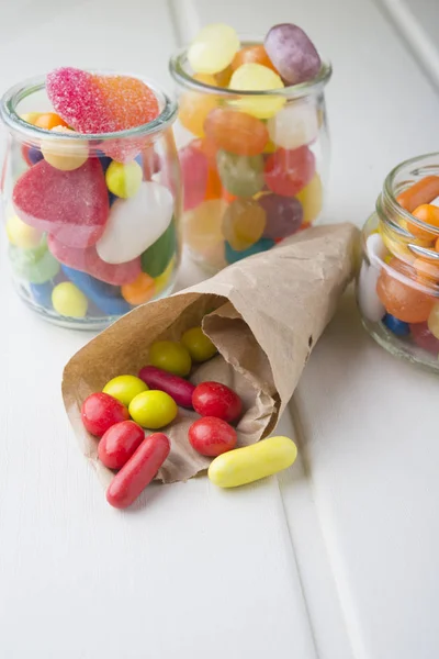 Многоцветные конфеты в стеклянных банках — стоковое фото