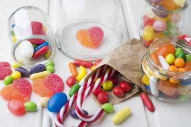 Kavanozların içinde çok renkli şekerler 