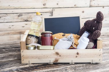 Kurbanlar için yiyecek, giyecek ve ilaç bağış kutusu.