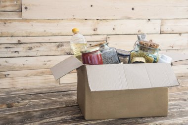 Kurbanlar için bağış kutusu dolusu yiyecek.