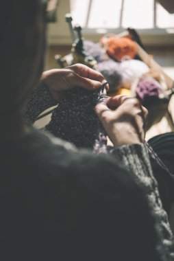 kanepe örgü üzerinde oturan kadın