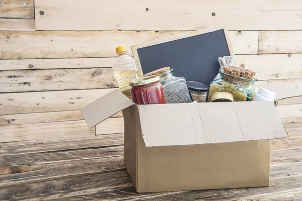 Donatiebox met voedsel voor de liefhebbers — Stockfoto