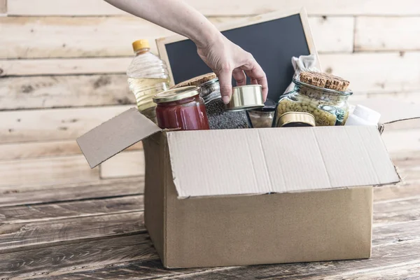 Spendenbox mit Lebensmitteln für die Bürger — Stockfoto