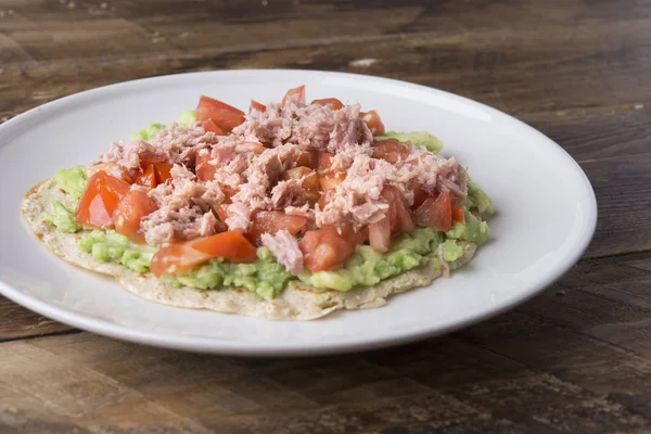 Fajita mit Avocado, Tomaten und Thunfisch — Stockfoto