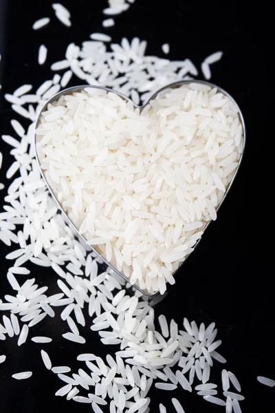 Ryż w misce serca na białym tle ryżu — Zdjęcie stockowe