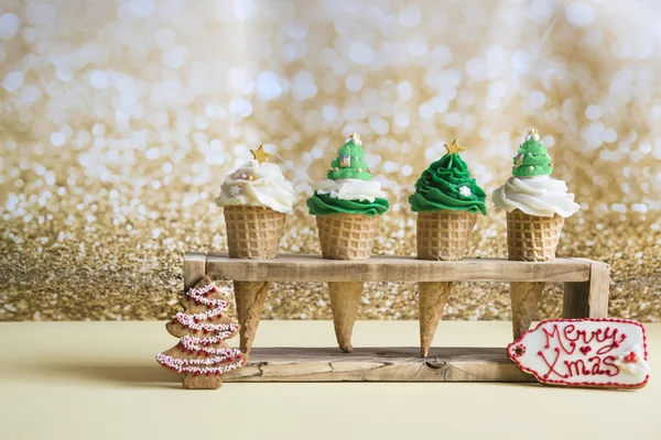 Кексы с мороженым на Рождество — стоковое фото