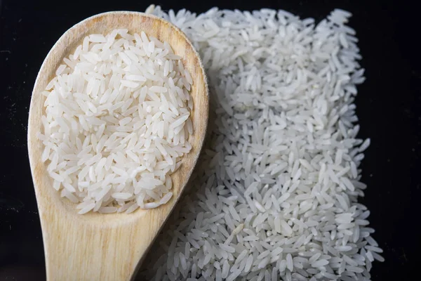 Antecedentes alimenticios. arroz integral en una cuchara de madera. vista superior — Foto de Stock