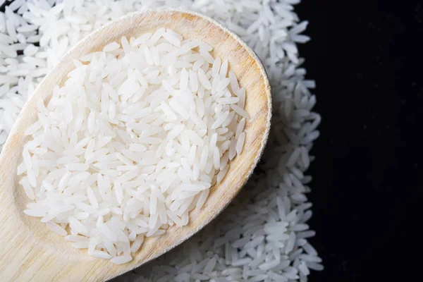 Antecedentes alimenticios. arroz integral en una cuchara de madera. vista superior — Foto de Stock