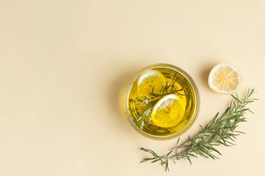 Limon ve biberiyeli zeytin yağı.