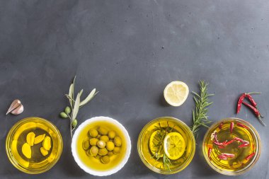 Farklı yağlar biberiye ve limon, soğuk, sarımsak ve zeytin
