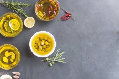 Farklı yağlar biberiye ve limon, soğuk, sarımsak ve zeytin