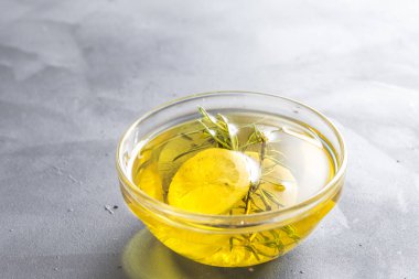 Biberiye ve limon yağı.
