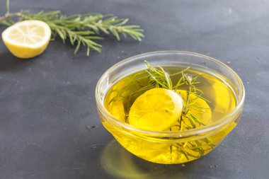 Limon ve biberiyeli zeytin yağı.
