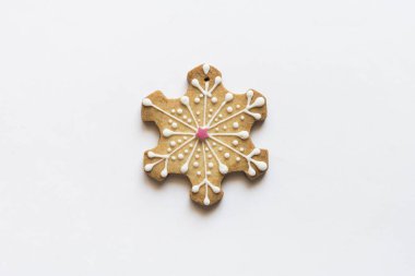 Noel kurabiyelerini izole edilmiş buzla süslemek