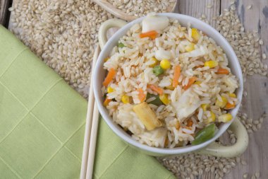 Beyaz zemin üzerine sebzeli pilav