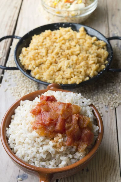 Verschillende rijstgerechten (paella met groenten, tomaat en rijst p — Stockfoto