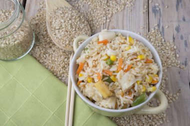 Beyaz zemin üzerine sebzeli pilav