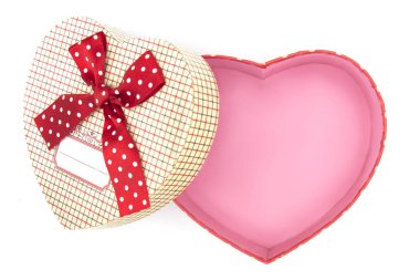 Beyaz arka planda kalp şeklinde hediye kutusu