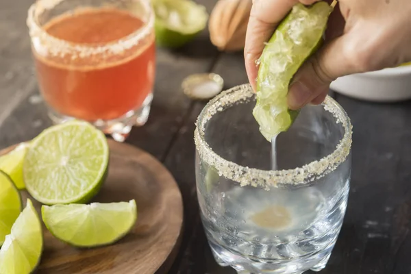 Squeezing lemon for cocktail — Stock Photo, Image