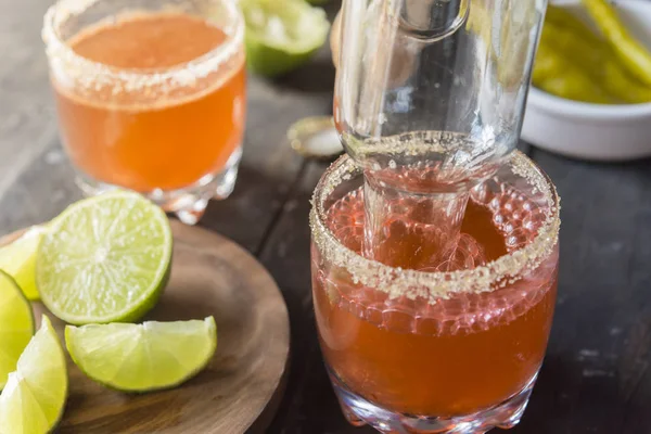 Michelada, traditioneller mexikanischer Cocktail — Stockfoto