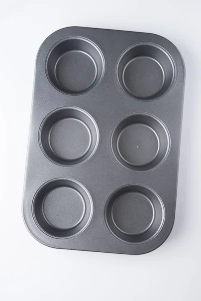 Panela de muffin cinza isolada em um fundo branco — Fotografia de Stock