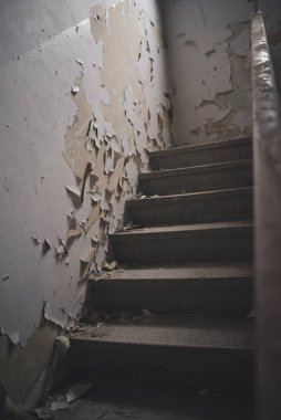Terk edilmiş eski bir salonun ilginç mimarisi.