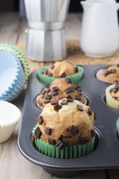 Muffins dans un plat à pâtisserie — Photo