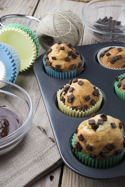 Muffins em uma assadeira — Fotografia de Stock