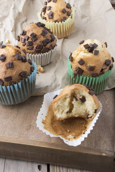 Muffins au chocolat sur une table en bois — Photo