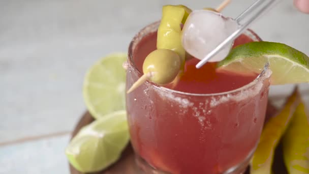 Michelada Gerçek Bir Sahne Içer — Stok video