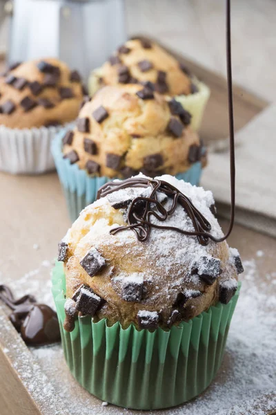 Zucchero dolce cadente sui muffin al cioccolato — Foto Stock