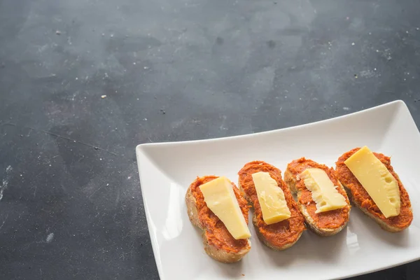Sobrasada con pan y parmesano típico mallorca españa —  Fotos de Stock