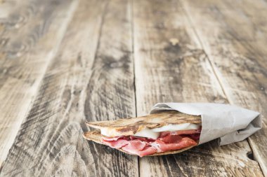 Piadina tipik İtalyan yemeği.