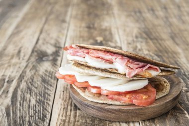 Piadina tipik İtalyan yemeği.