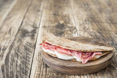 Piadina tipik İtalyan yemeği.
