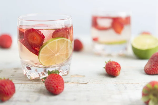 Agua con fresa y lima —  Fotos de Stock