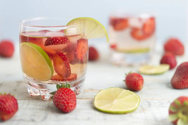 Agua con fresa y lima —  Fotos de Stock