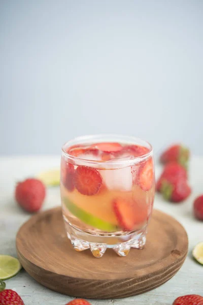 Agua con fresa y lima —  Fotos de Stock