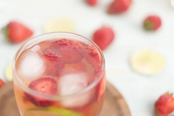 Agua con fresa —  Fotos de Stock