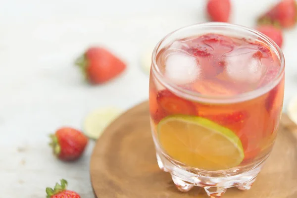 Water met aardbeien en limoen — Stockfoto