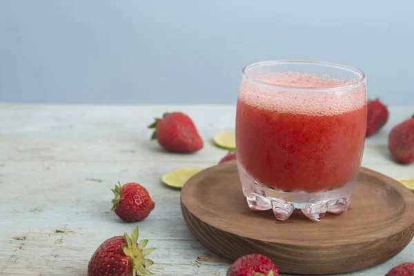 Jugo de fresa saludable —  Fotos de Stock