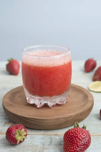 딸기를 곁들인 물 — 스톡 사진