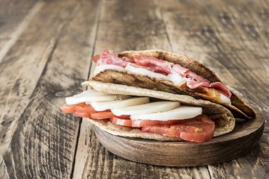 Piadina tipik İtalyan yemeği.